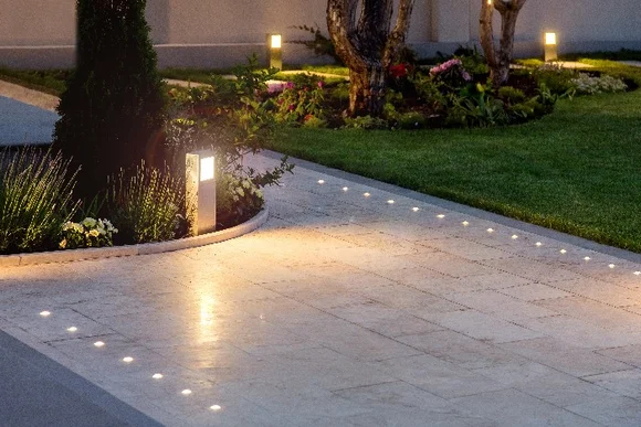 Beleuchteter Weg im Garten bei Nacht